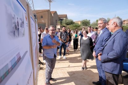 Garreta, a l'esquerra, presentant el projecte d'escola a Vallmoll.