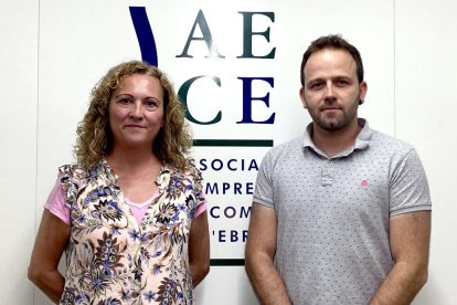 La presidenta de l'AECE, Maria José Fernández, i el nou vicepresident del Montsià, Carles Gil.