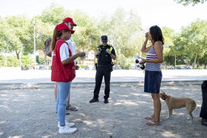 Educadores ambientales y agentes de la Guardia Urbana de Tarragona durante la campaña de sensabilización de propietarios de animales domésticos y mascotas.