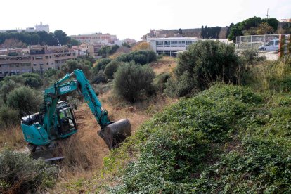 Una máquina excavadora que trabaja en las obras de ampliación del aparcamiento municipal de Torroja.