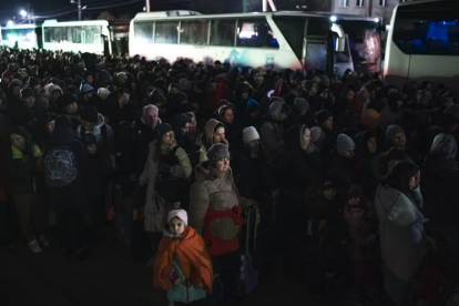 Una munió de gent a la frontera d'Ucraïna abans d'arribar a l'encreuament per passar a Polònia.