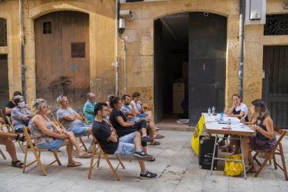 L'assemblea es va fer al carrer, al davant del casal que serveix de local als independentistes.