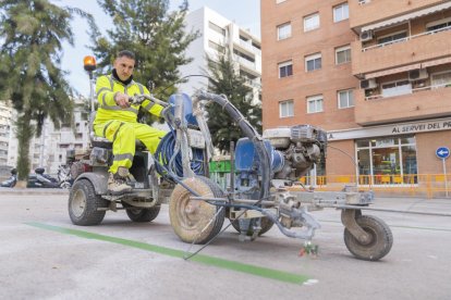 Els operaris actuaven ahir per pintar de verd les línies del pàrquing de Torres Jordi.