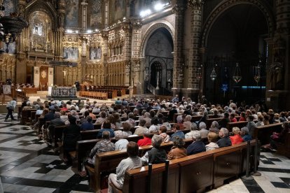 Imatge de la benedicció d'una majòlica de la patrona de la Pobla de Mafumet a Montserrat.