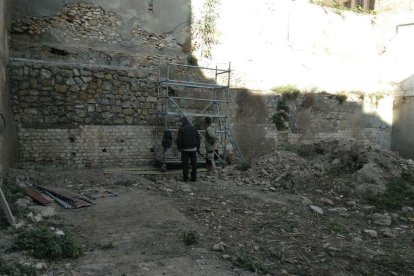 El mur romà que es troba al solar del carrer Sant Llorenç va ser objecte d'una restauració al febrer.