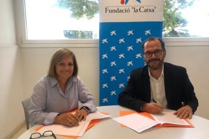 Joaquim Macià, Director de Institucions Catalunya Caixabank i Anna M. Solé, presidenta del patronat de la Fundació Tutelar de les Comarques de Tarragona.