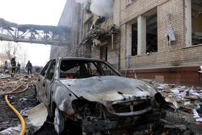 Un cotxe calcinat després d'un bombardeig a la ciutat de Khàrkiv.