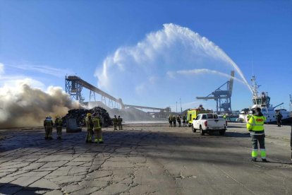 Imatge de Bombers treballant en l'incendi.