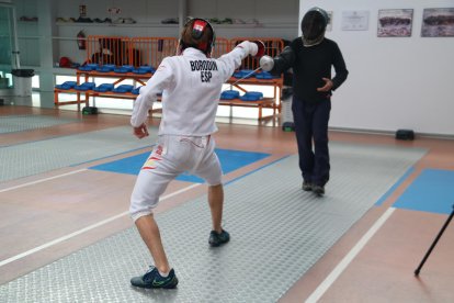 El tirador Ivan Borodin entrena amb el professor i el president de la Sala Esgrima d'Amposta, Fidel Font.