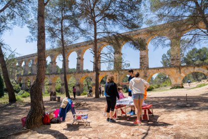 Al Pont del Diable, les famíies s'aplegaven al voltant del monument romà per dinar i tastar la mona.