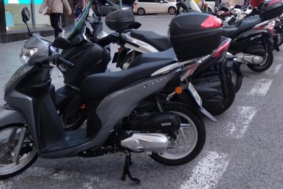 Imagen de un aparcamiento de motocicletas en la zona del centro de Tarragona.