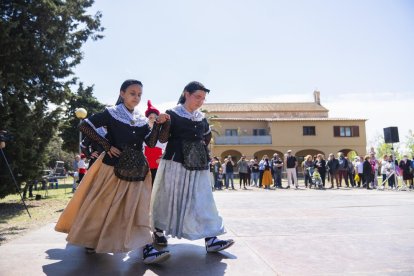 El Esbart Dansaire Ramon de Olzina bailando.