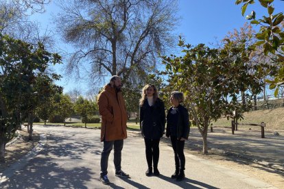 Mary López, Xavier Puig y Elvira Vidal en el Parque Francolí durante la presentación del proyecto.