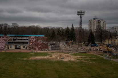 El impacto de un mísil ha caudado daños en un estadio de fútbol en Chérnigov.