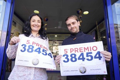 Imatge dels treballadors de l'administració, Carme Viladrich i Iván Lanzas, amb el número premiat.