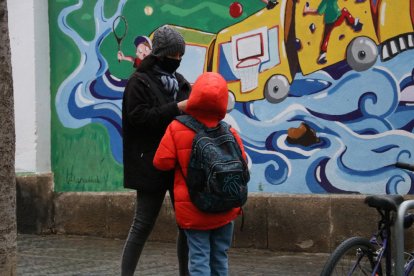 Imagen de archivo de un niño a punto de entrar a la escuela.