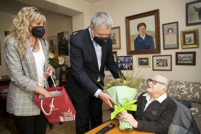 L'alcalde de Tarragona, Pau Ricomà, i la consellera de Gent Gran, Maria José López, amb la centenària Teresa March Garcia