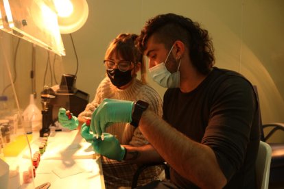 Dos miembros de la asociación analizando sustancias estupefacientes en el ISOLAB el primer laboratorio de la demarcación de Tarragona que analiza drogas.