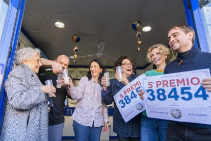 Els treballadors de l'administració número 19 de Sant Pere i Sant Pau celebraven amb cava, ahir el matí, la pluja de milions que han repartit.