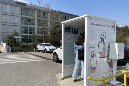 Imatge d'una usuària pagant la tarifa d'estudiant del pàrquing del Campus Catalunya.