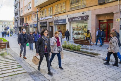 La gent que va de la Rambla Nova al Mercat Central aprofita per mirar els aparadors a Canyelles.