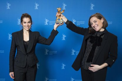 La directora de cinema Carla Simón, a la dreta, mostra l'Os d'Or de la Berlinale aconseguit amb el film 'Alcarràs'.