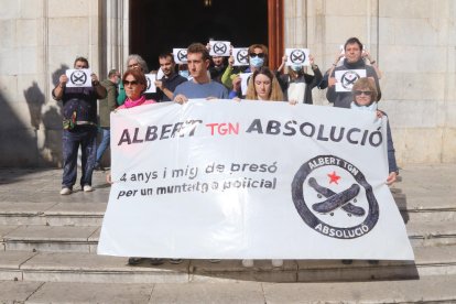 Imagen de los miembros del grupo de apoyo a los encausados para|por las protestas de apoyo a Pablo Hasel en Tarragona.