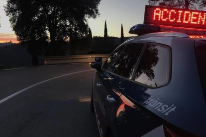 Imatge d'arxiu d'una patrulla de Mossos alertant d'un accident.