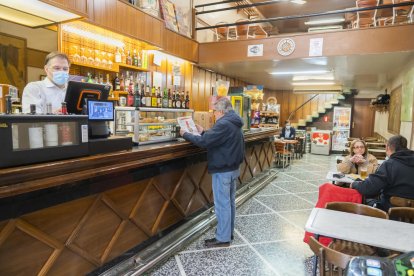 Imatge de Baudili Romero rere la barra del Bar Moto Club de la Rambla Nova de Tarragona.