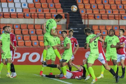 El Nàstic va perdre el partit d'anada per culpa de dos errors provocats per centres dels balears.