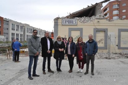 EL grup d'ERC davant l'edifici de l'estació que està sent enderrocat.