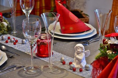 Imagen de una mesa decorada por Navidad.