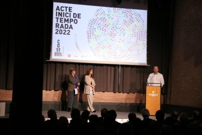 El president de la CCCC, Joan Ibarra, durant la seva intervenció en l'acte d'inici de temporada 2022 del món casteller, amb les dues conductores de l'acte, Mireia Segú i Leticia Dolera, a la sala d'actes de l'Antiga Fàbrica Damm