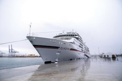 Imatge panoràmica del vaixell Europa, operat per Hapag-Lloyd i amb gairebé 300 passatgers, que va fer parada durant el dia d'ahir a Tarragona.