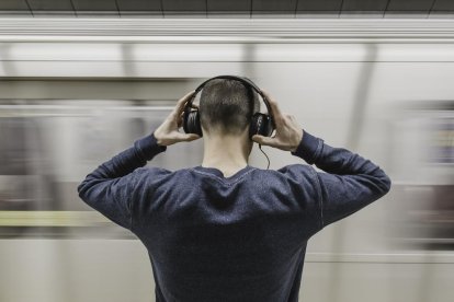 Un joven con auriculares