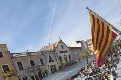 Un total de vint parades van omplr de llibres i roses el municipi. CEDIDA