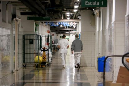 Dos sanitaris caminant per un dels passadissos de l'Hospital Clínic de Barcelona.