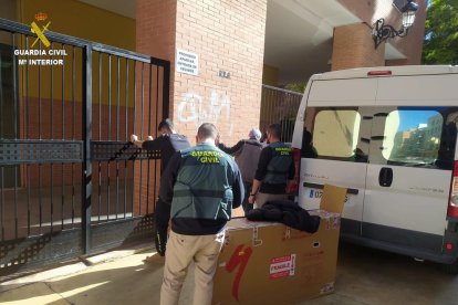 La Guardia Civil ha detenido a 2 personas y investiga a otras 5 por estafas por valor superior a 200.000 euros.