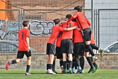 El Infantil A de la Fundación Fútbol Base Reus celebrando un gol.