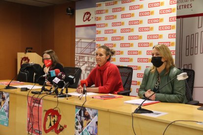 Mònica Pérez, Elisabet Foix y Cristina Torre, durante la rueda de prensa en la sala de grados de la URV.