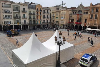 Els operaris han iniciat el muntatge de les carpes per a les parades de la Diada.