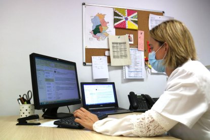 La doctora Gina Lucas, adjunta a la dirección de la Atención Primaria de las Tierras del Ebro, trabaja a su consulta.