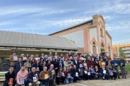 Foto de familia de los autores locales que han participado en el encuentro en Reus.