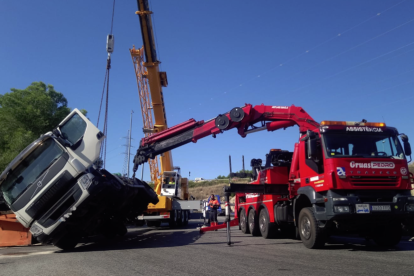 Una grua realitzant treballs d'assistència en carretera.