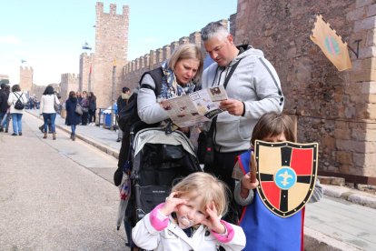 Una família visitant Montblanc la Setmana Medieval de la Llegenda de Sant Jordi.