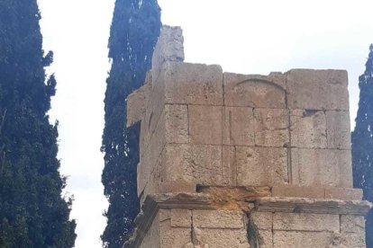 Imagen de la Torre de los Escipiones después del impacto de un rayo.