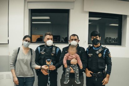 Los padres con la niña visitaron a los agentes que la salvaron.