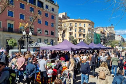 Imagen de las paradas de la Rambla Nova durante la Diada de Sant Jordi de este año.