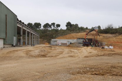 Obres d'ampliació del Centre de Tractament de Residus de la Conca de Barberà, situat a l'Espluga de Francolí

Data de publicació: dilluns 25 d'abril del 2022, 13:00

Localització: L'Espluga de Francolí

Autor: Núria Torres