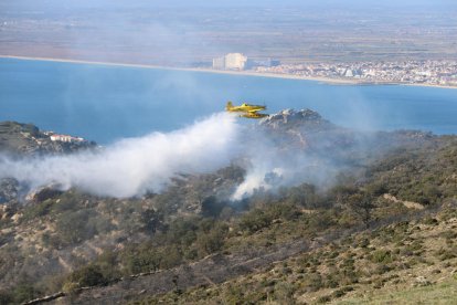 Un medio aéreo trabajando en las tareas de extinción.